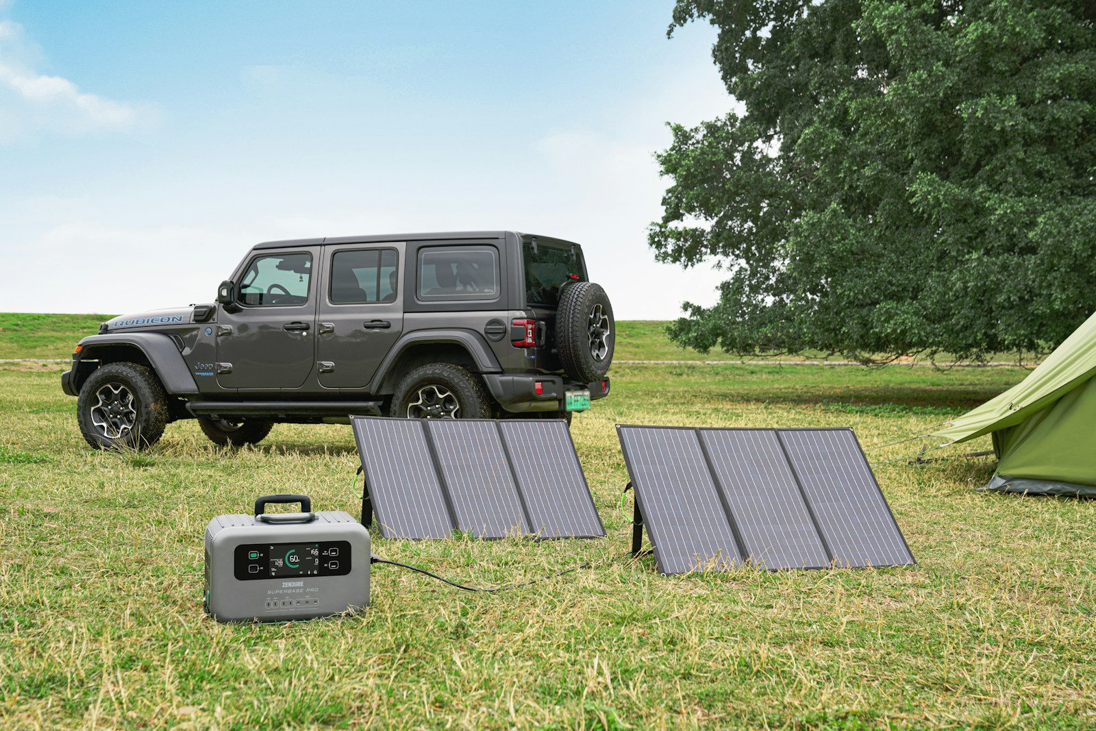 Going out camping with solar panels to charge the power station can make our outdoor life more durable and enjoyable