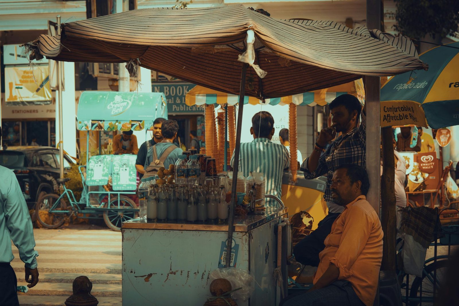 Vibrant street for Rest