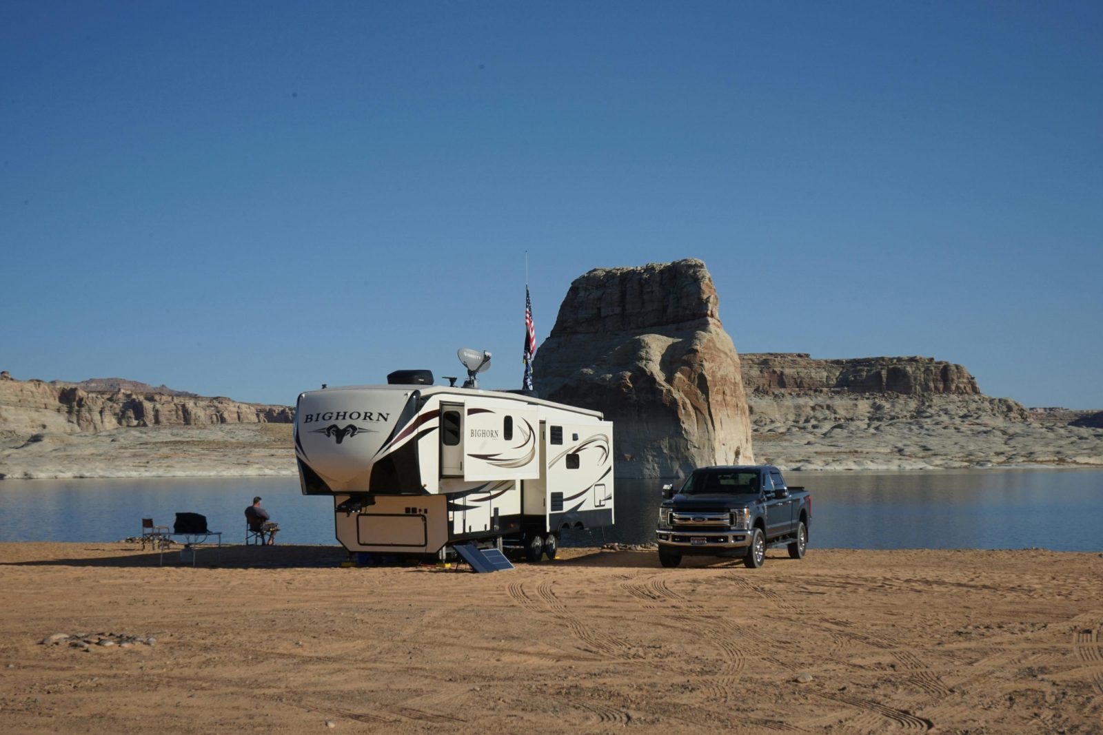 taiki-ishikawa-w6EMxsk8CDA-unsplash A serene RV camping scene by Lake Powell with stunning rock formations, perfect for a travel adventure.