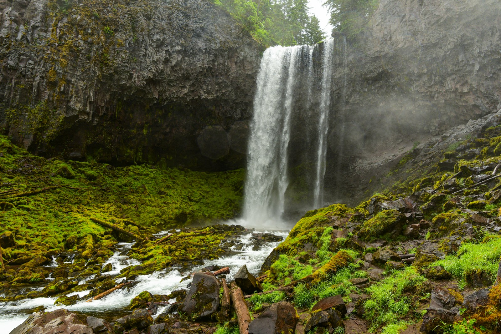 Oregon for Waterfalls and Coastal Escapes