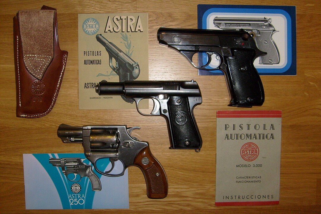 Armas Astra (revólver 250 y pistolas 3000 y Constable)