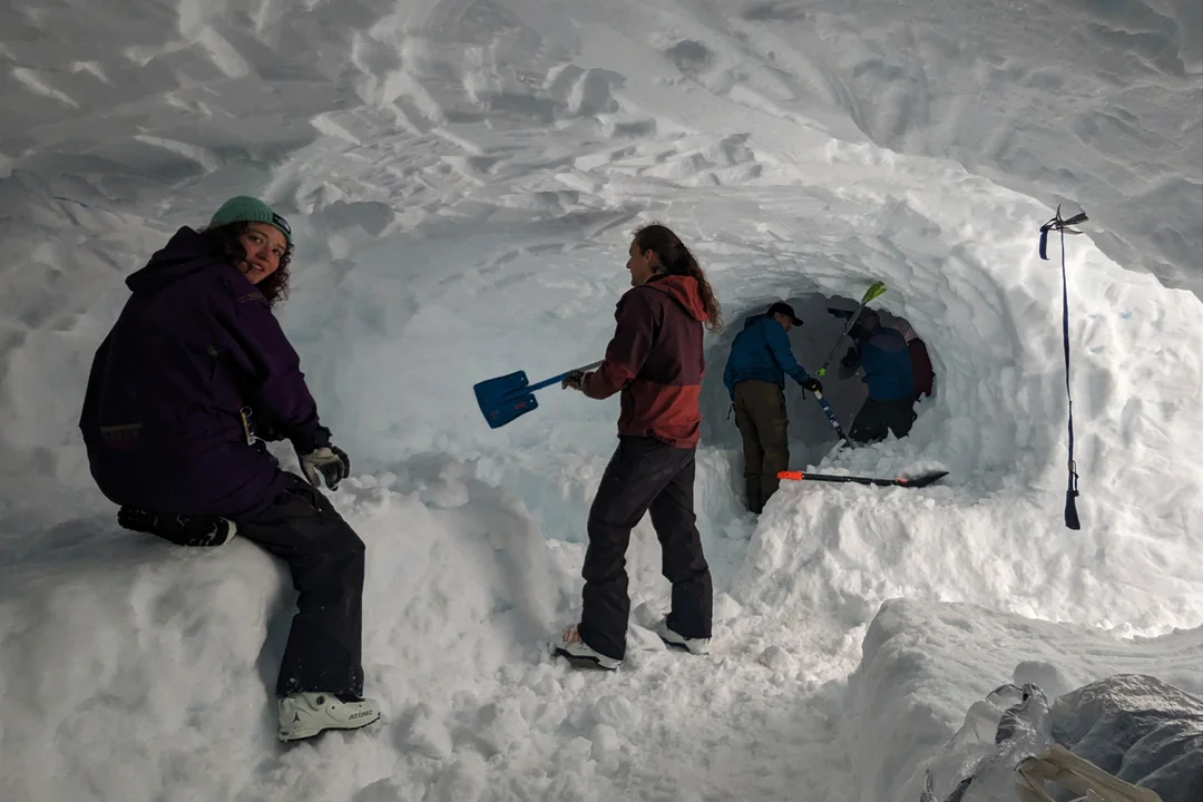 taiki-ishikawa-w6EMxsk8CDA-unsplash People Making Snow Shelter