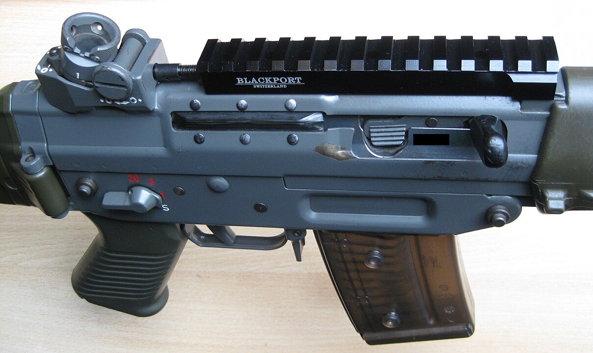 SG 550 with MIL-STD-1913-Rail on top
