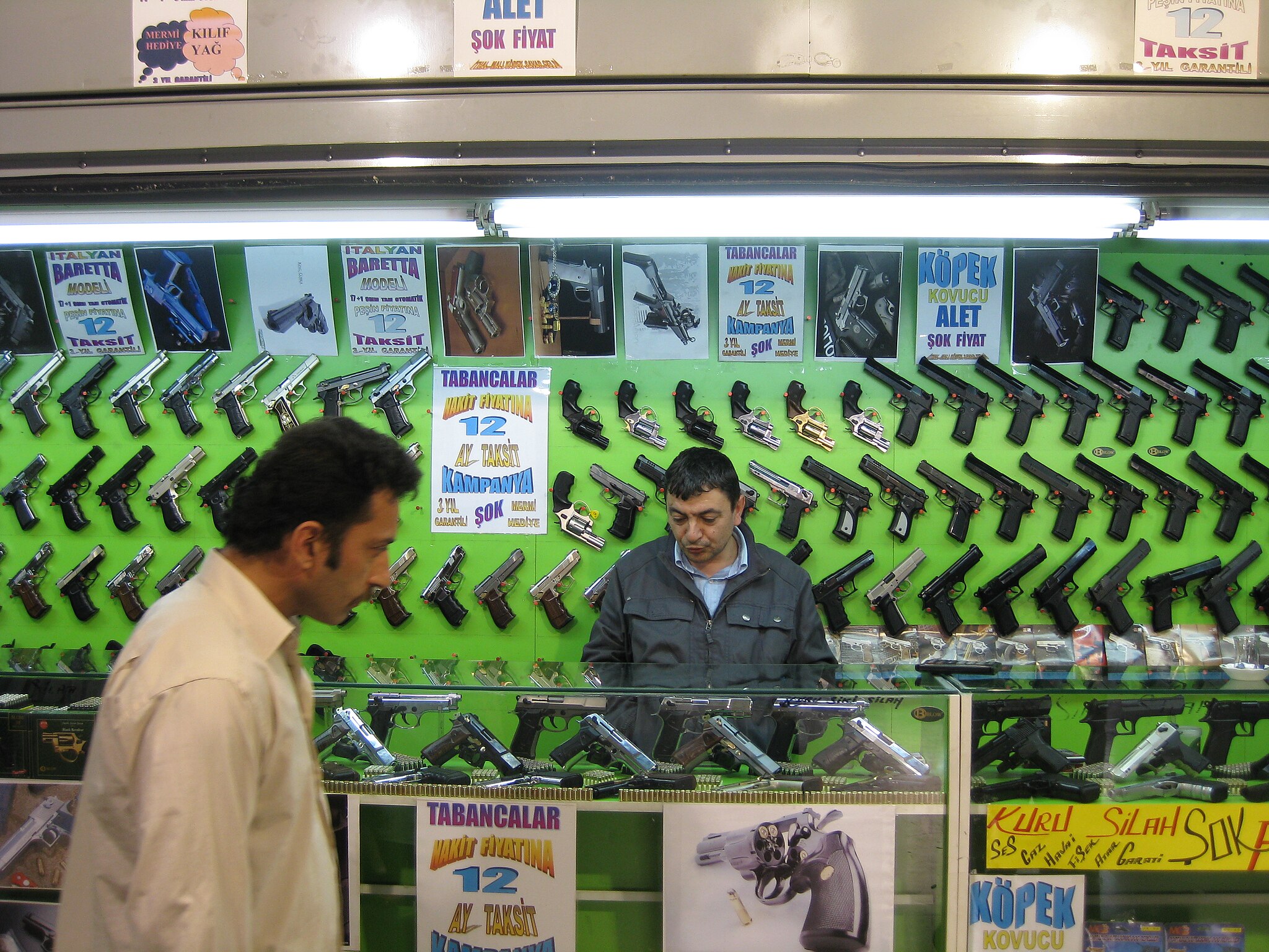 2048px-Guns_for_sale_in_underpasage_of_Galata_bridge_-_panoramio