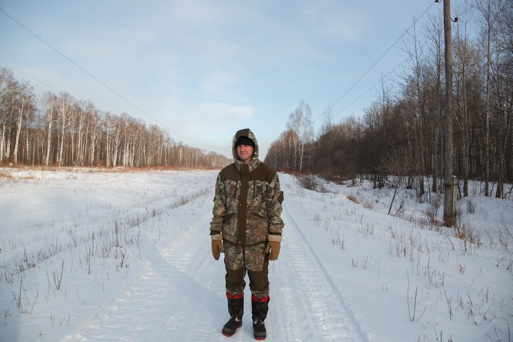 Hunter Wearing Gloves Reducing Dexterity in Cold Weather of Hunter