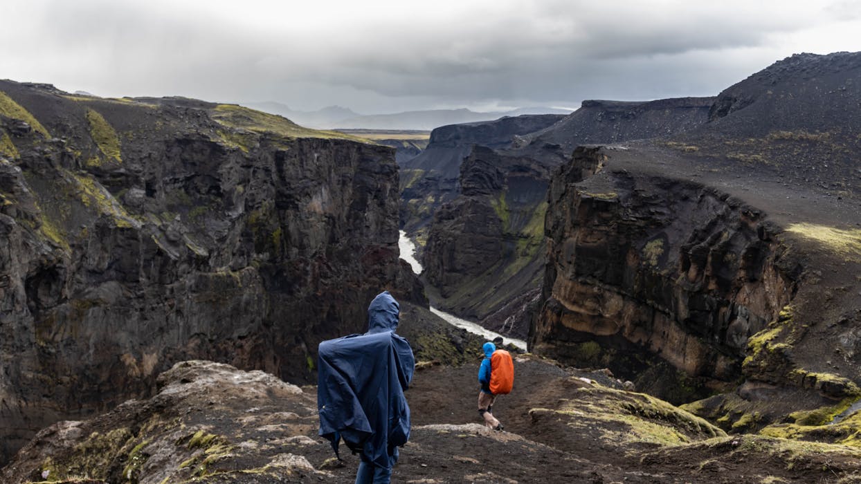 taiki-ishikawa-w6EMxsk8CDA-unsplash Man above the canyon on the Laugavegur trail