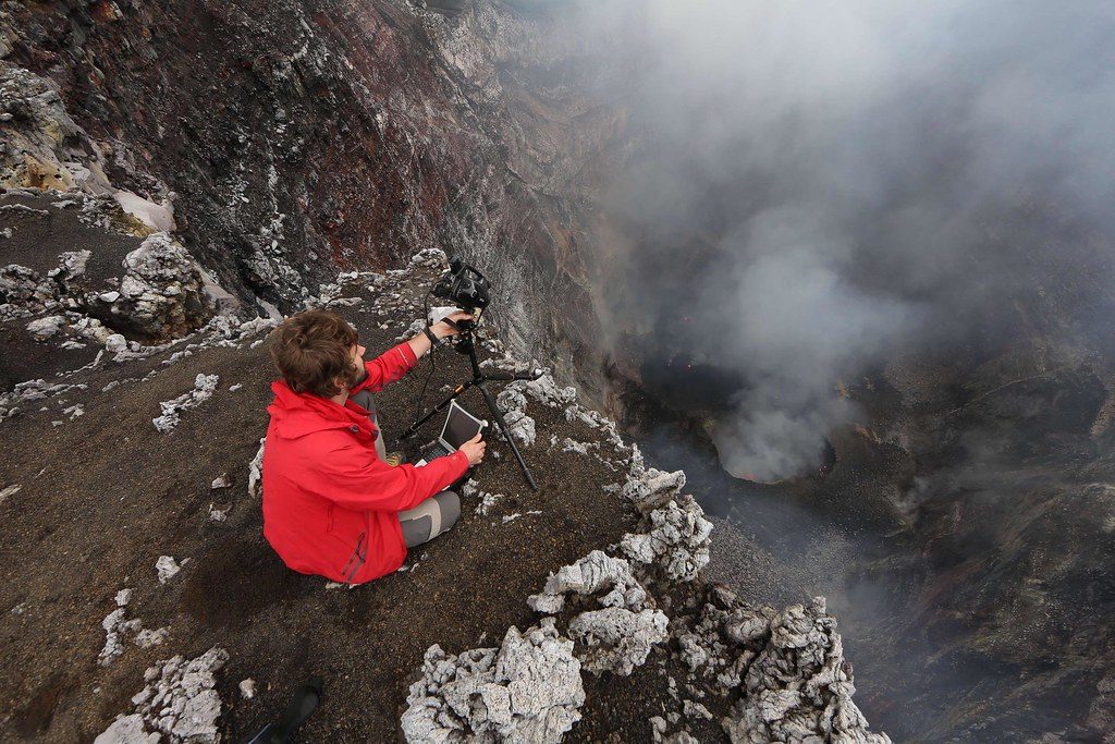 Le volcanologue Sébastien Valade filme le cratère du volcan Nyamulagira