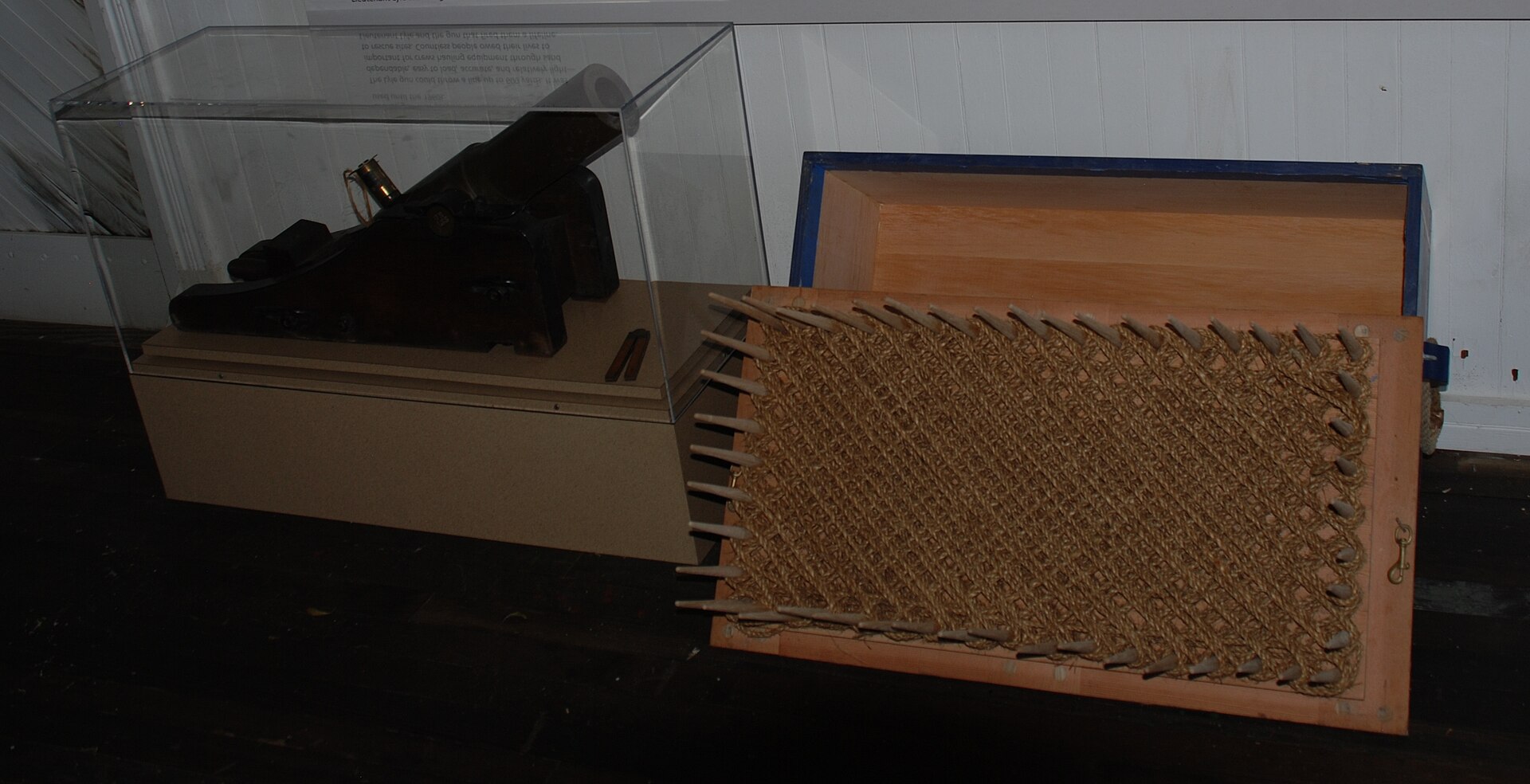 Lyle gun, Shot line and flaking box