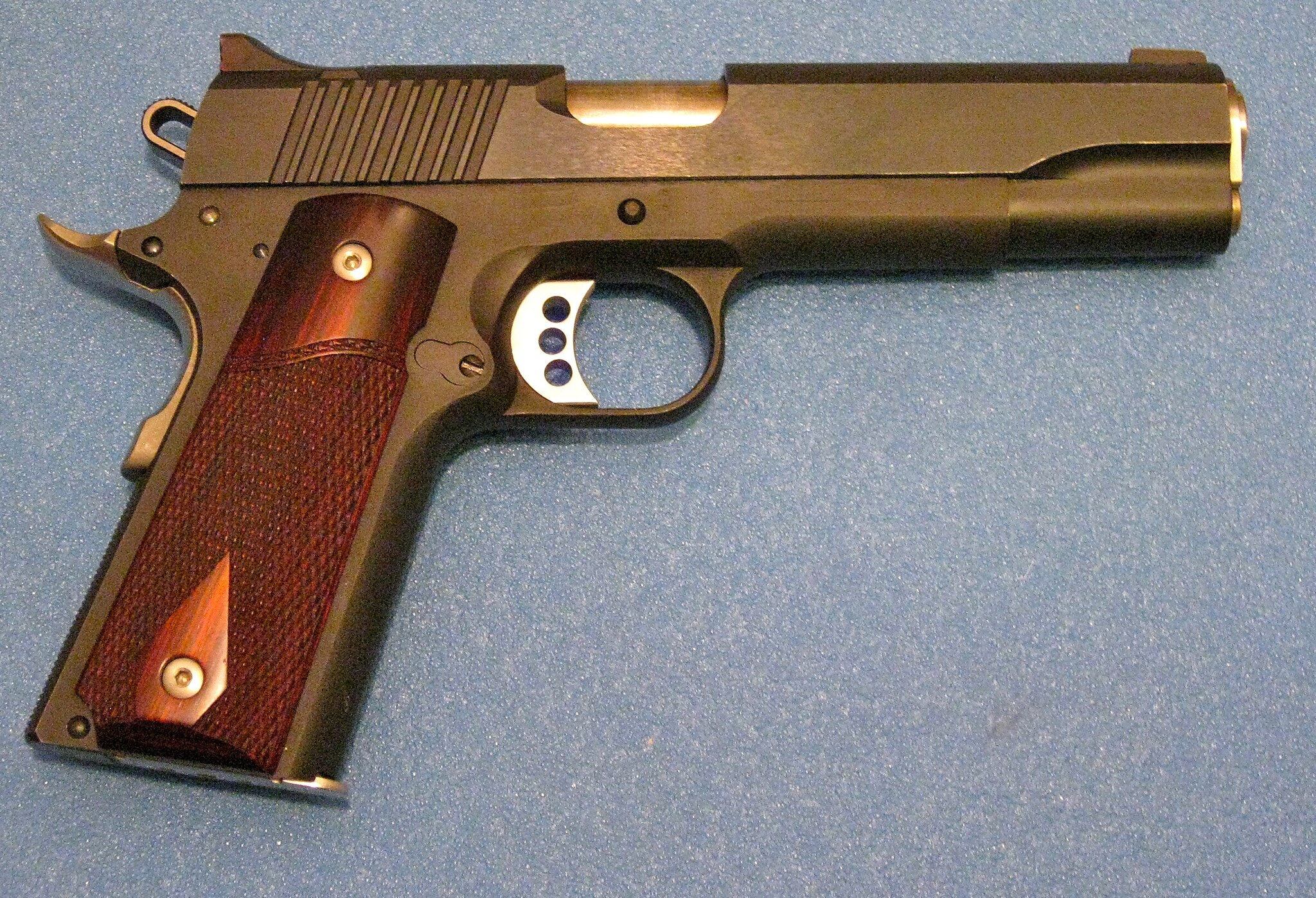 2048px-Customized_1911 (1)