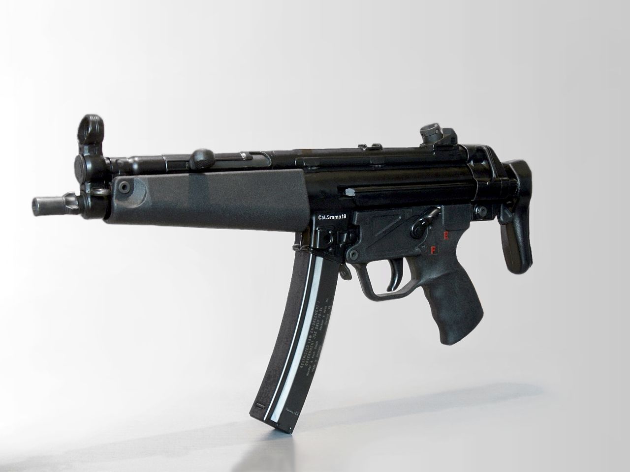Heckler_&_Koch_MP5.jpg: Samuli Silvennoinen
derivative work: Hic et nunc/Wikimedia Commons